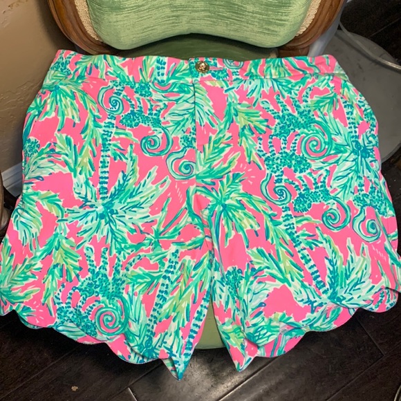 Lilly Pulitzer Green and Pink Palm Tree Print Scallop Shorts. SZ 10 - Picture 2 of 4